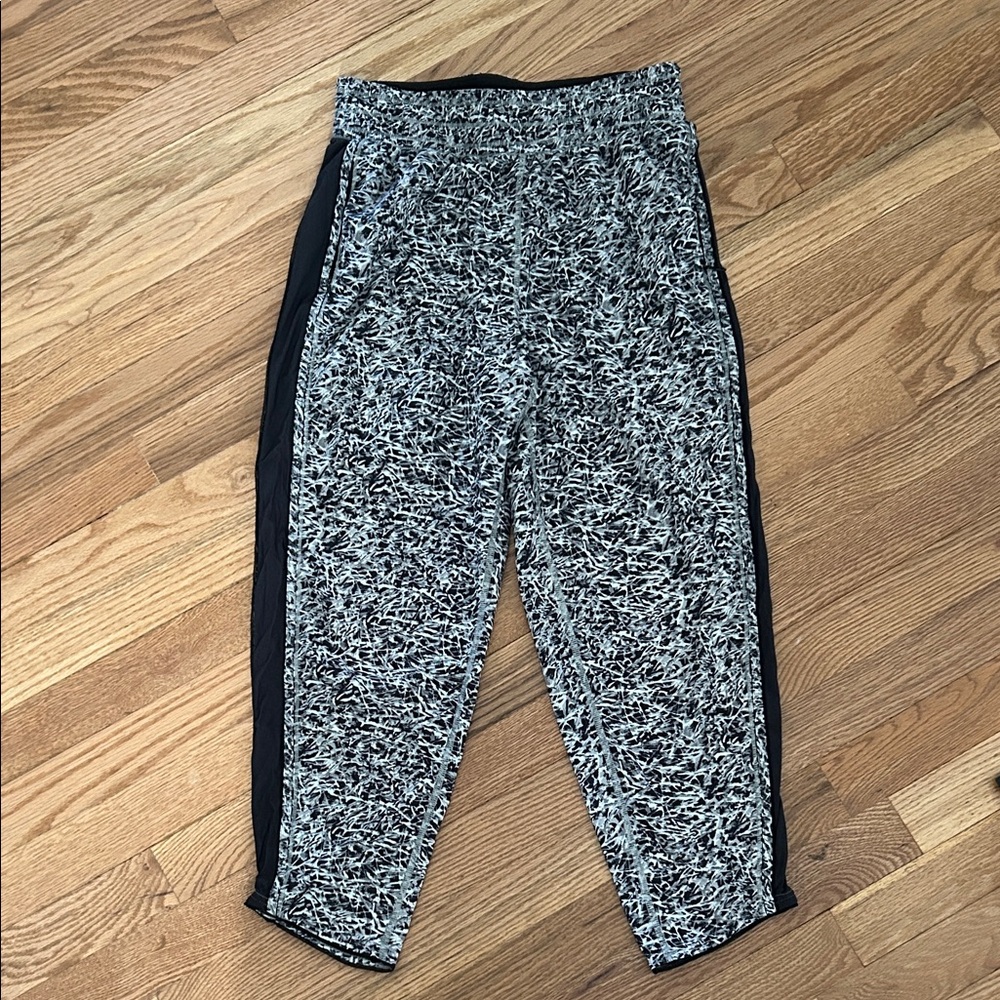 Lululemon women’s mid-waist capri’s